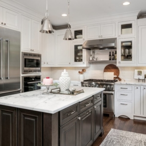 ef81999909b6c5b6_6767-w900-h600-b0-p0-- White kitchen counter with wooden cupboards and decorative dishwear